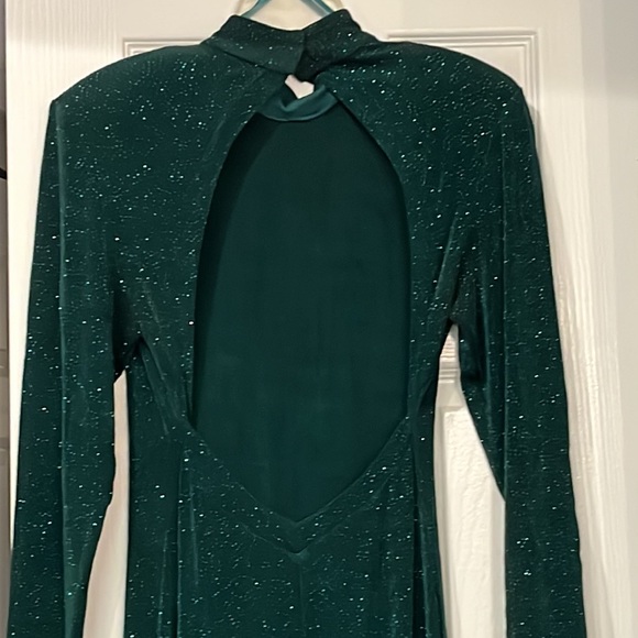 Susan Roselli for Vijack. Emerald color evening gown. Open back long sleeves - Picture 6 of 16